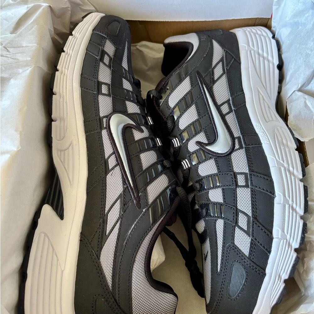 Nike Black and Gray Athletic Shoes - Picture 4 of 10